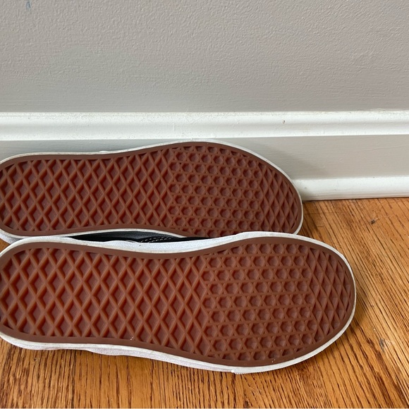 Van’s. Black. Men’s Size 7/Women’s Size 8.5. Condition is used - good. - Picture 3 of 4